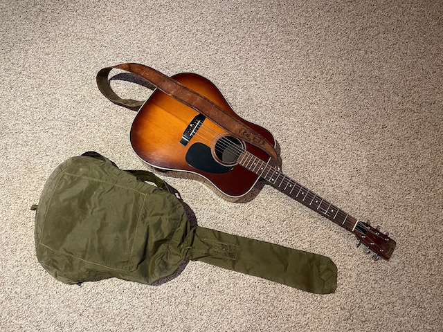 guitar-and-carrying-bag-640.jpg